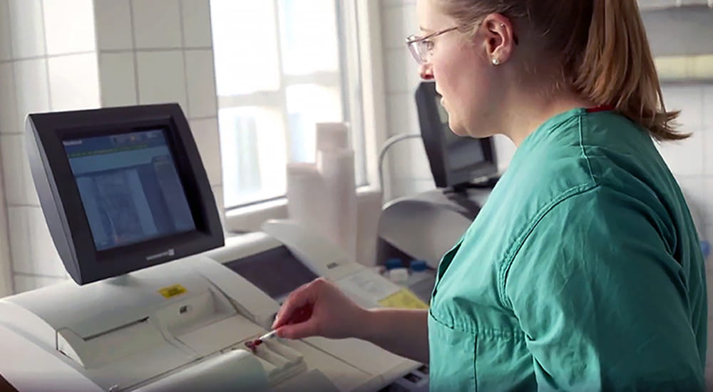 Uniklinikum Erlangen – eine Pflegekraft führt eine Blutgasanalyse mit dem Blutgasanalysator ABL800 durch